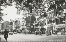 865071 Gezicht op de noordelijke pleinwand van het Vredenburg te Utrecht, met in het midden rechts de ingang van de ...